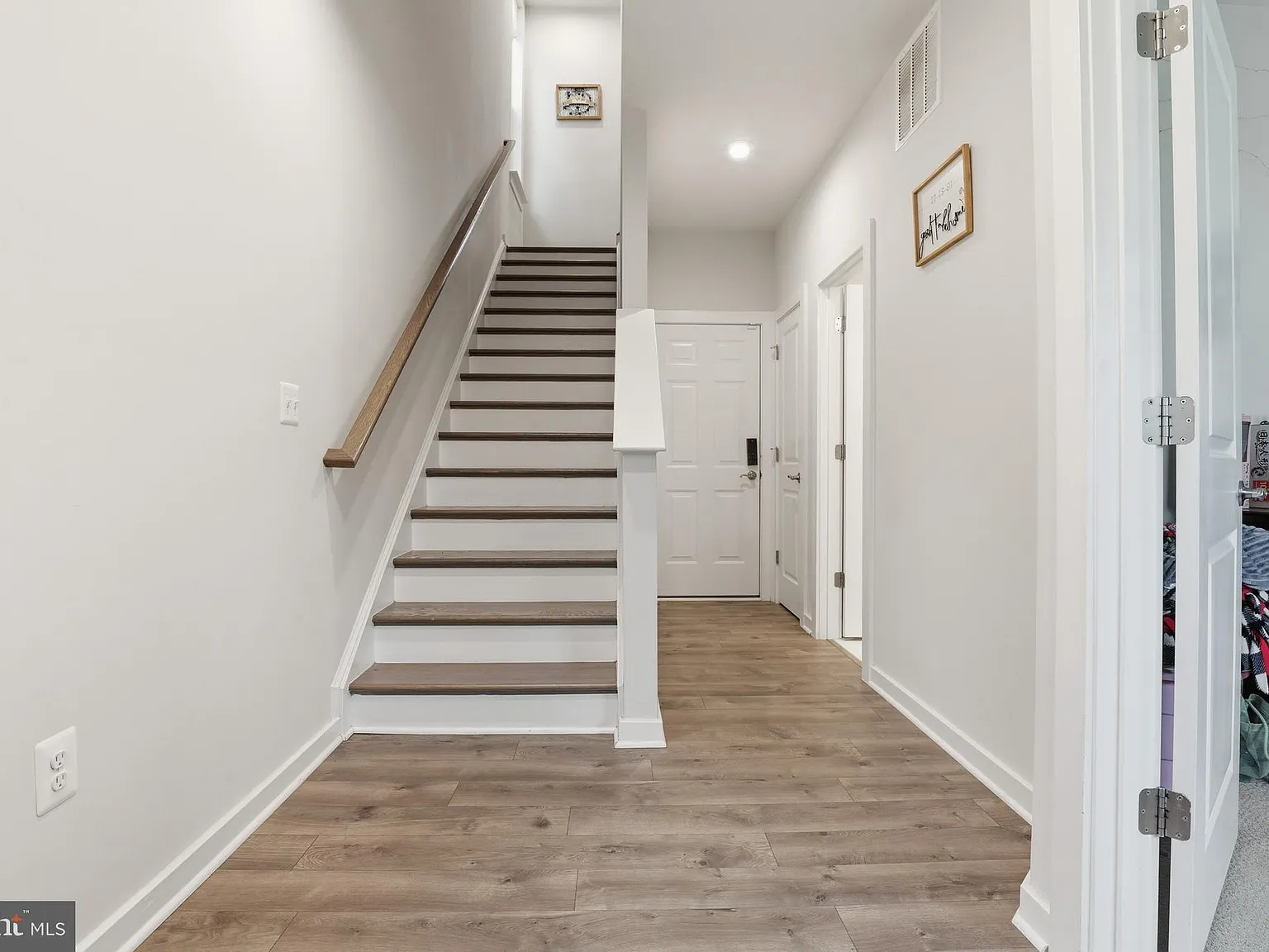 4 bed, 3.5 bath, 2016 sqft, $3,500 — Photo 4