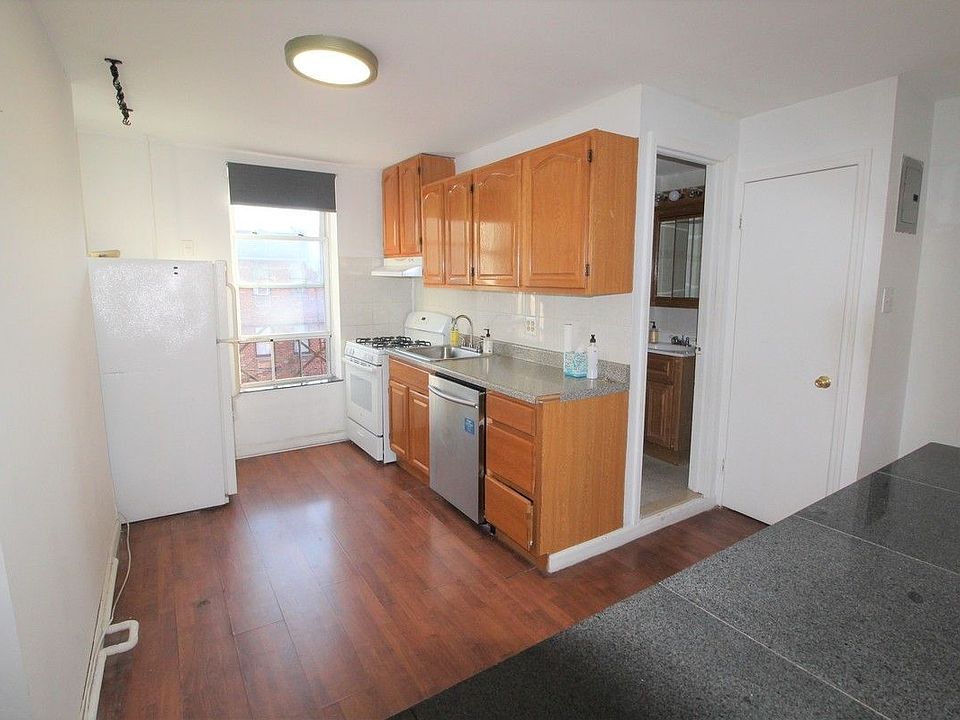 1st image of 236 Sackett St APT 3