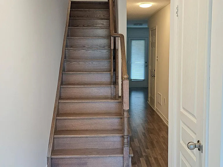 7 Roy Grove Way — Photo 3