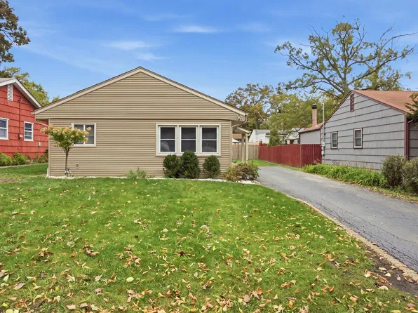 448 N Lake Shore Dr, Mundelein, IL 60060