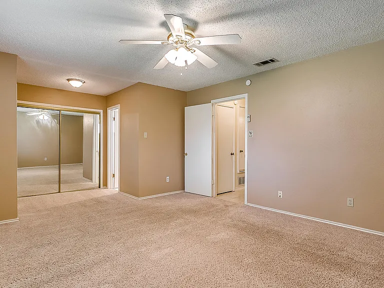 808 Sandhurst Dr — Photo 14
