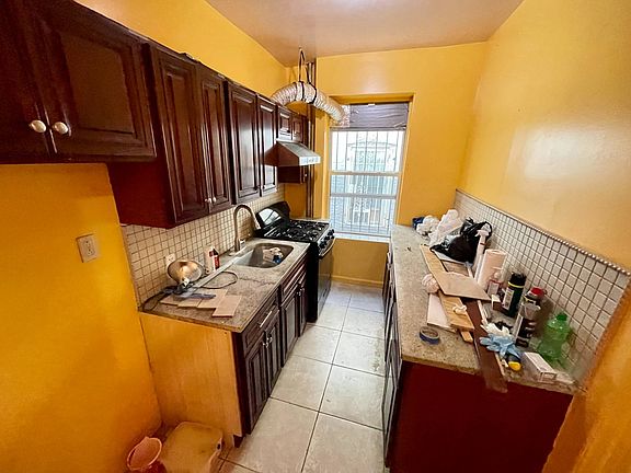 4th image of 1230 Ward Ave #1