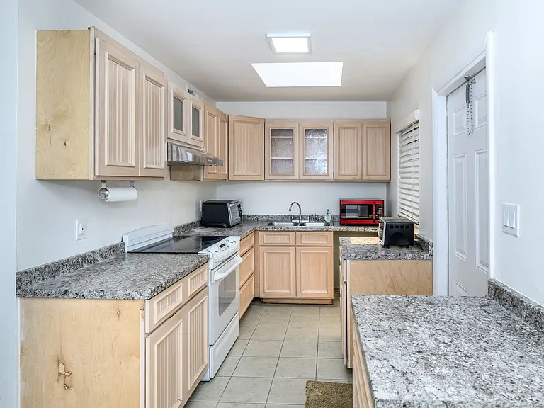510 Sharon Cir — Photo 8