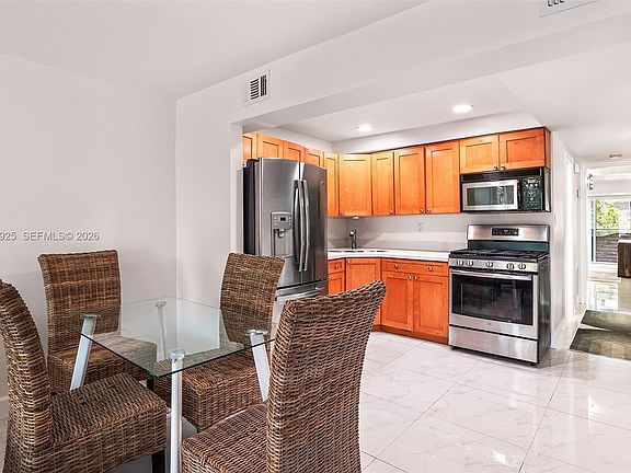 4th image of 405 N Hibiscus Dr APT 204
