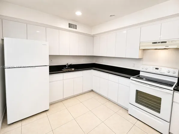 724 NE 4th St APT 3, Hallandale Beach, FL 33009