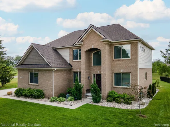395 Southshore Dr, Oxford, MI 48371