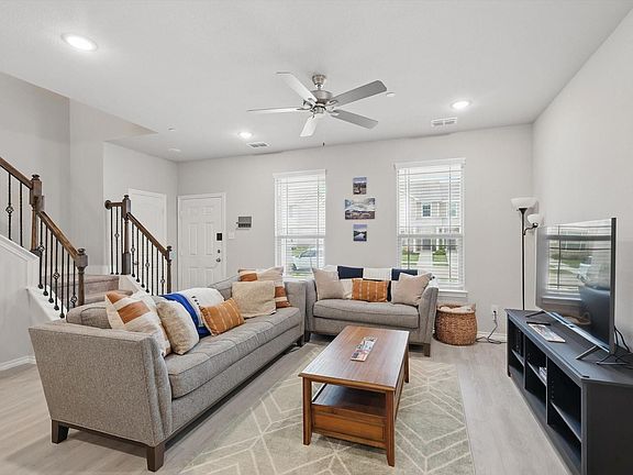 4th image of 2209 Davenport Dr
