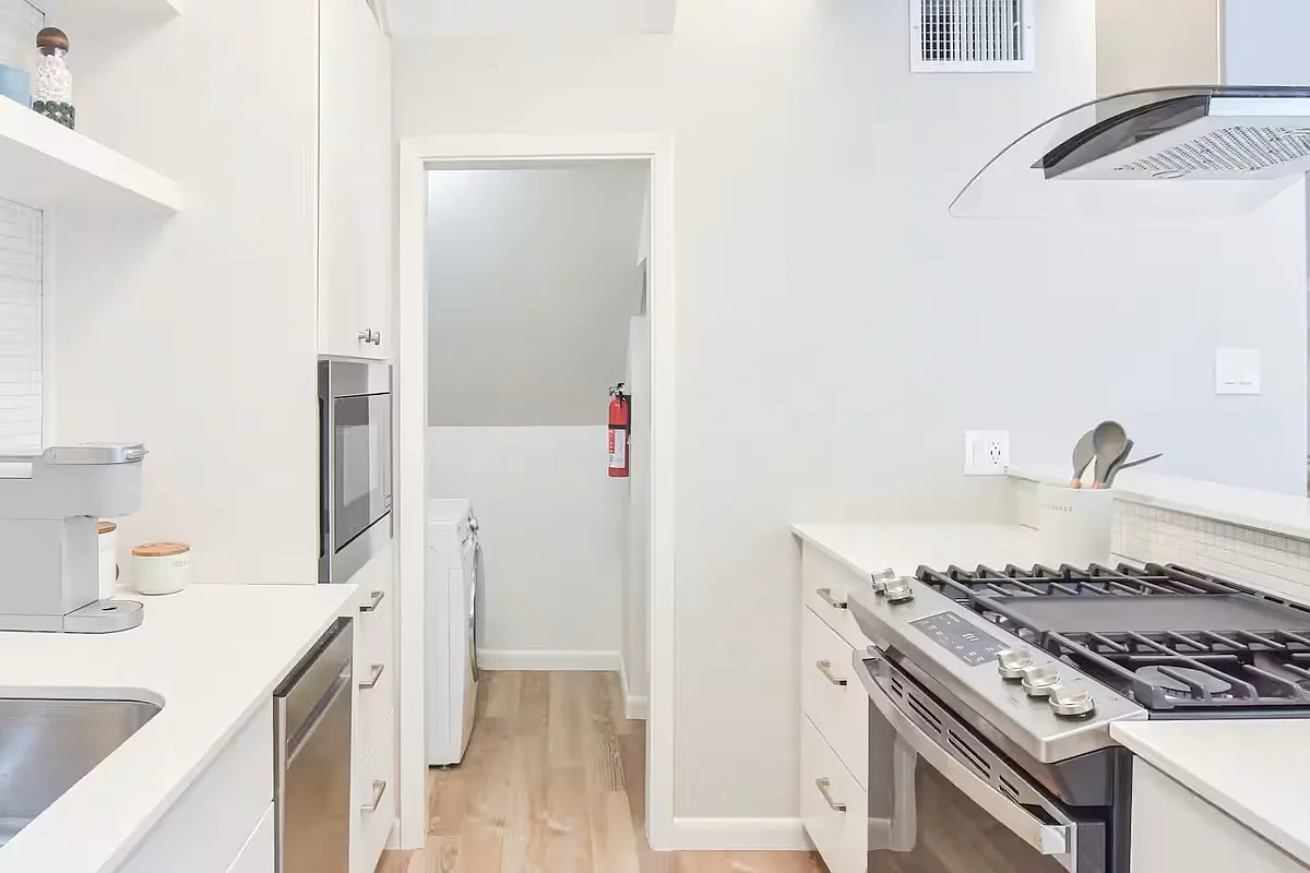 Gas stove, built-in microwave, dishwasher - 5005 Lynnwood St #C