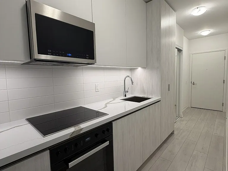 400 King St W #812 — Photo 6