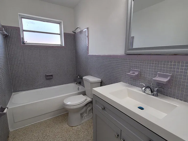 831 SW 4th St #6 — Photo 10
