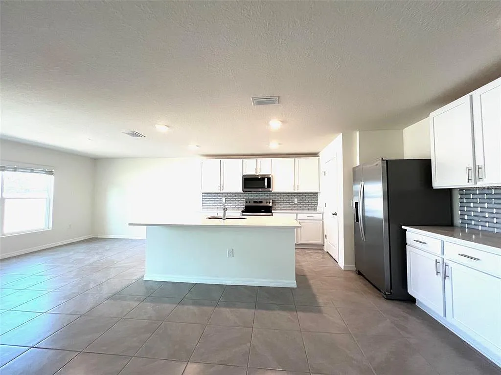 4 bed, 2.0 bath, 2319 sqft, $2,350 — Photo 3