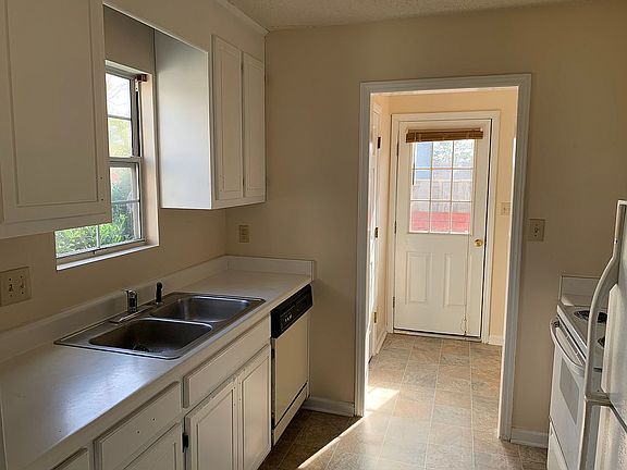 5th image of 118 Lauren Cir