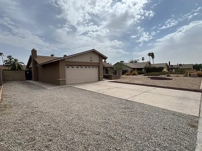 3201 W Paradise Ln — Photo 4