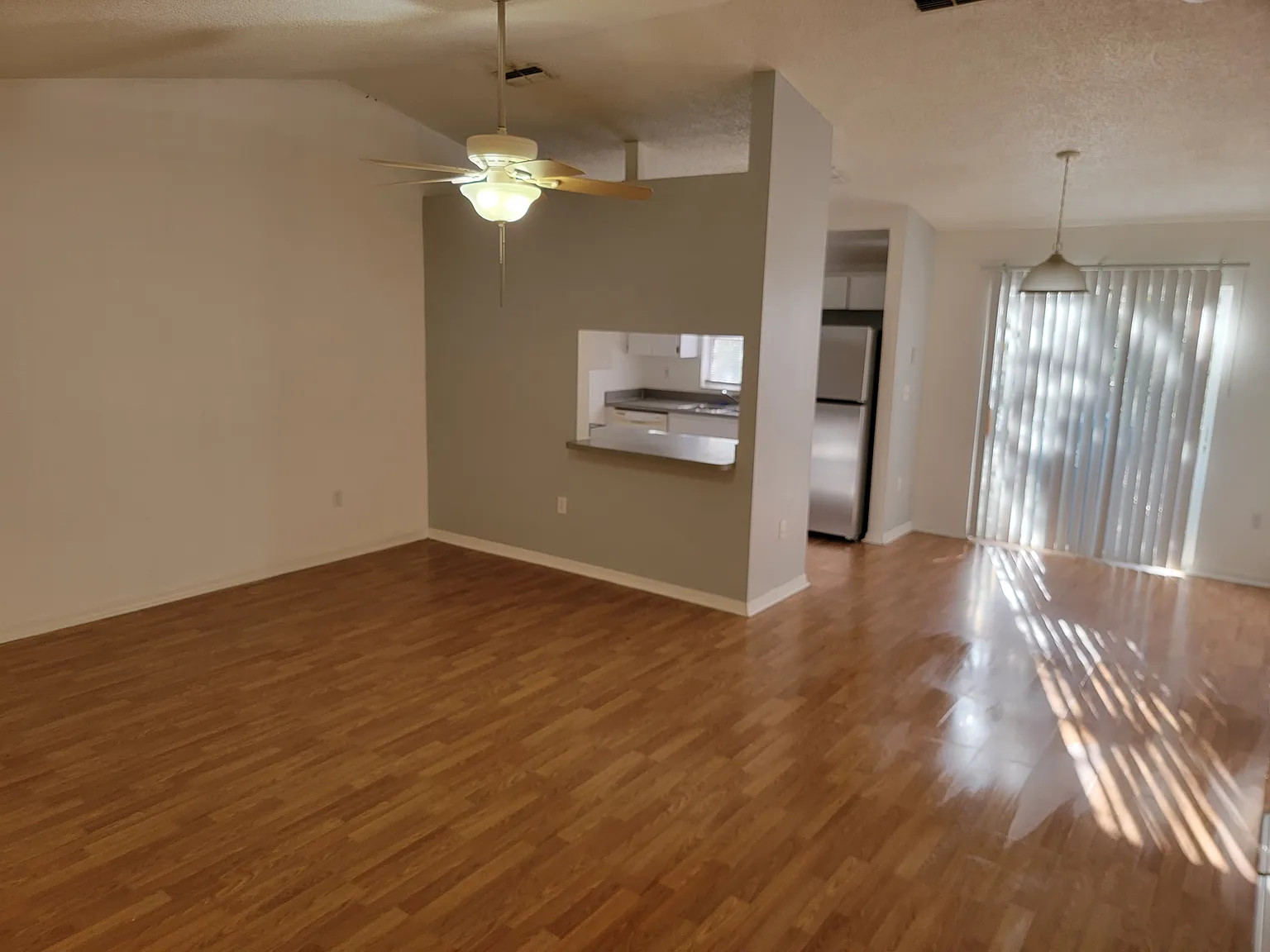 2 bed, 1000 sqft, $1,295 — Photo 2