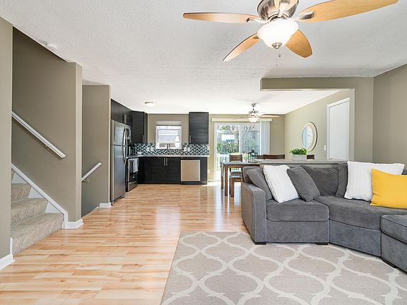 5th image of 275 Carlin Ct W