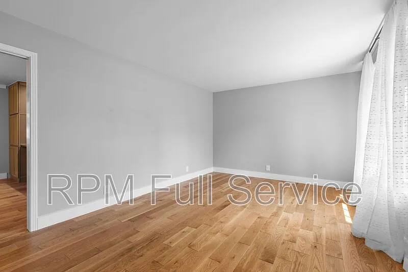 3 bed, 1.5 bath, 1716 sqft, $2,400 — Photo 2