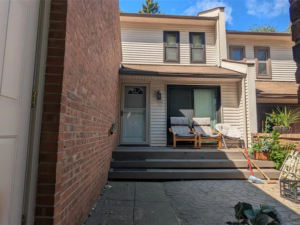 358 Willow Grove Ln, Rochester, MI 48307