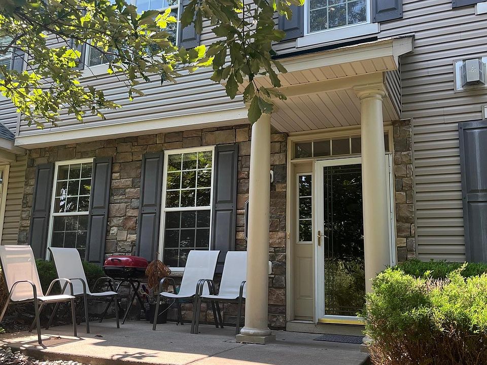 1st image of 1076 Hillvale Ave N