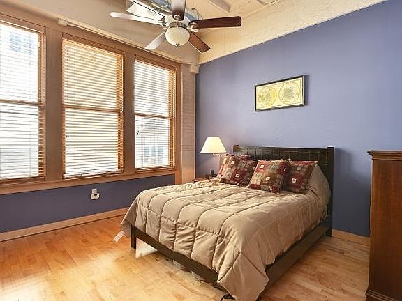 3rd image of 1325 N Van Buren St APT 506