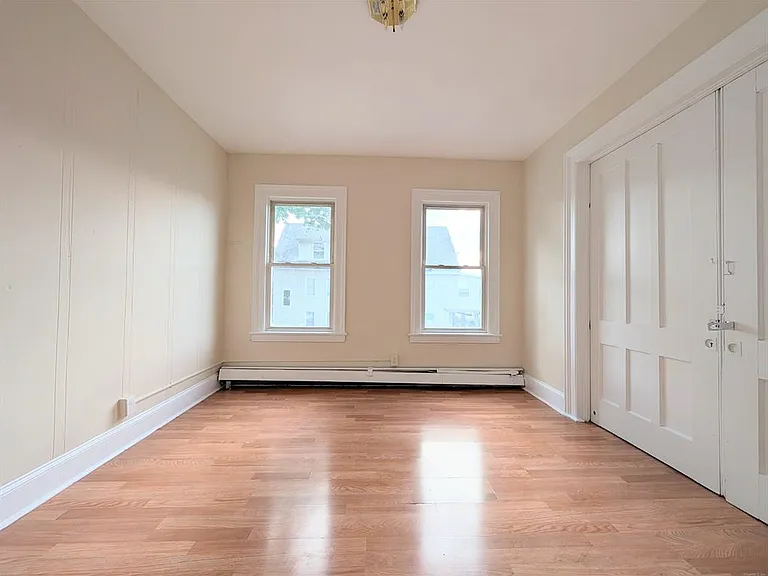 107 Catherine St — Photo 32