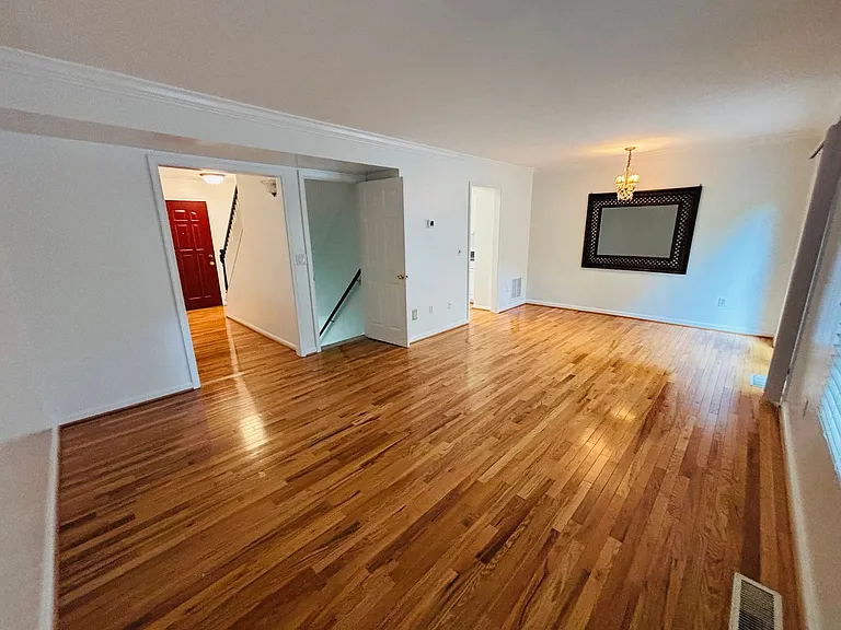 103 Huntington Ln — Photo 6
