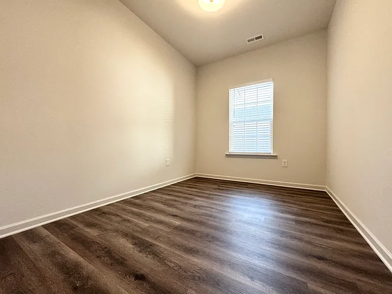 401 Austin Dr — Photo 8