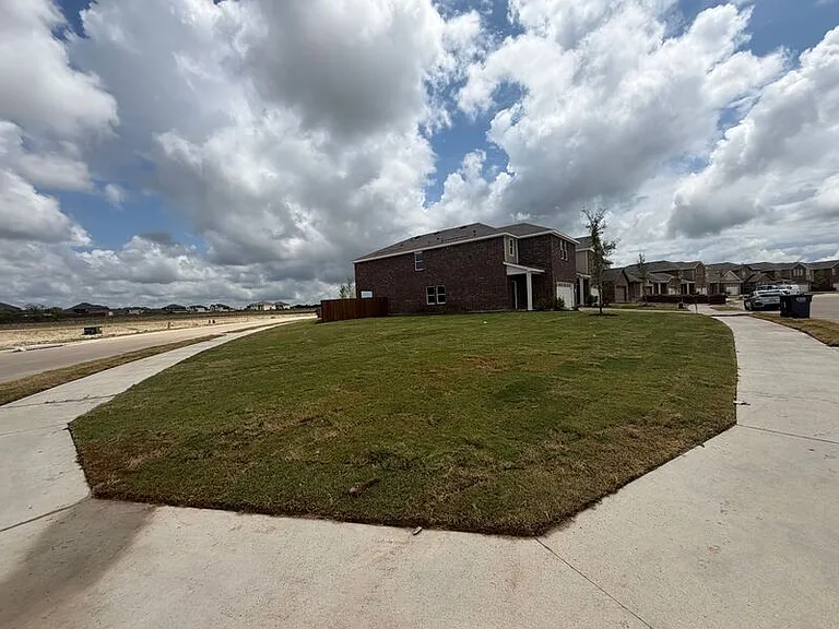 2210 Meadow Park Dr — Photo 32