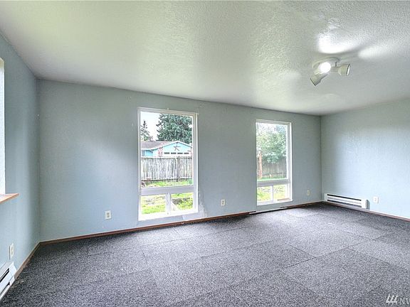 Well lit dinng room has loads of natural light. 