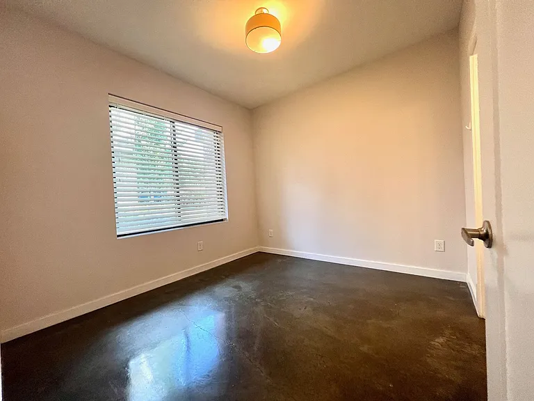 1035 Chester Ave #2 — Photo 11