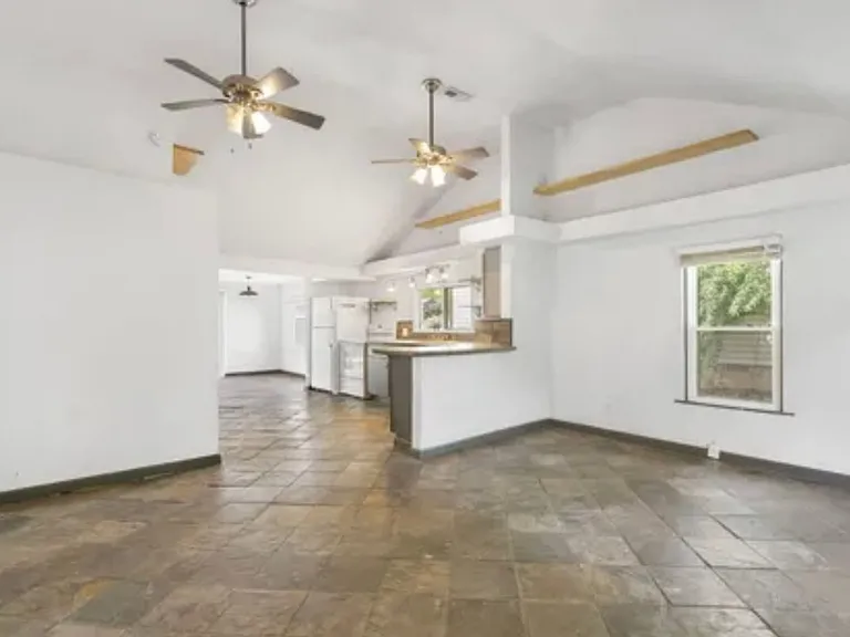 2822 W College St — Photo 3
