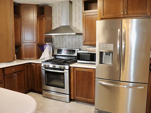 4th image of 2662 S Toledo Ave