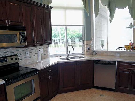 4th image of 3055 Lakewood Dr