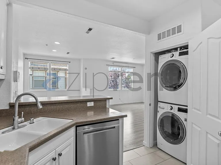 657 N Capitol Ave — Photo 17