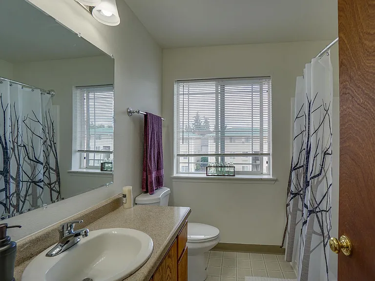 Beverly Rose Apartments — Photo 7