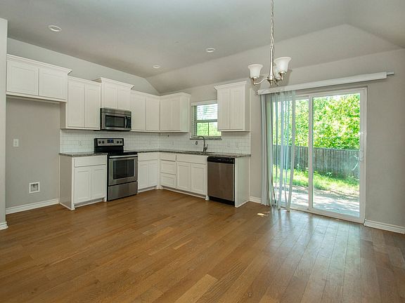 2nd image of 1403 Southridge Ln