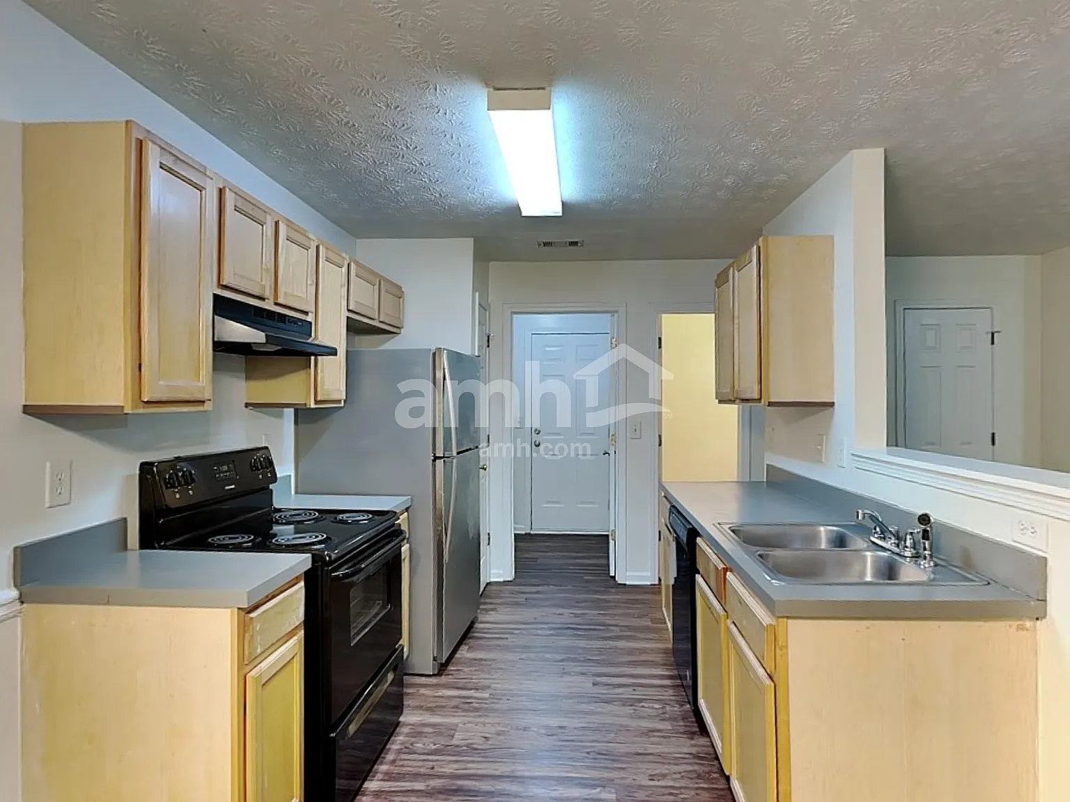 3 bed, 2.5 bath, 1843 sqft, $2,035 — Photo 3