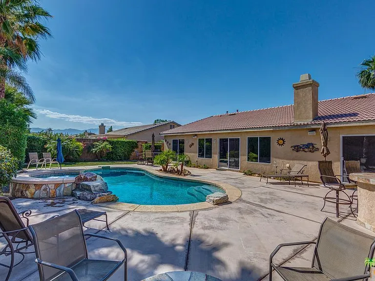 81433 Avenida Esmeralda — Photo 1