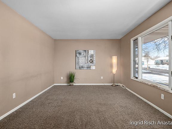 3rd image of 216 Roberta Jayne Dr
