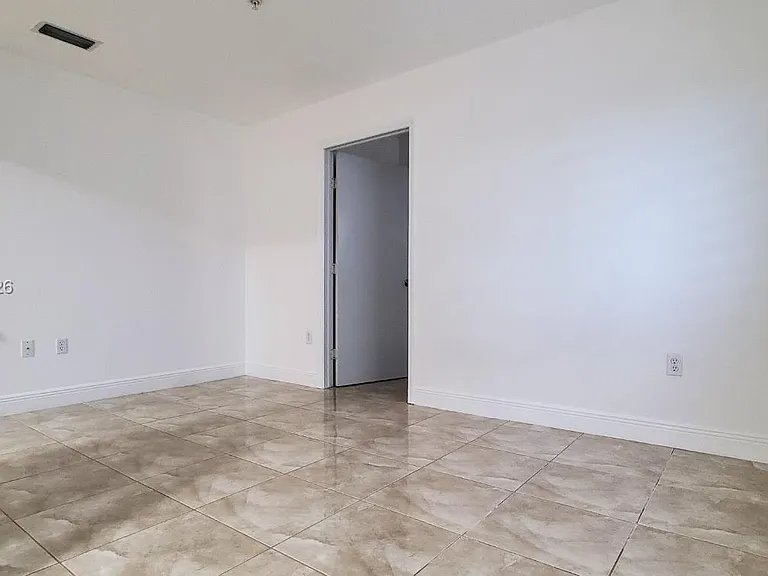 1627 NW 18th St #310 — Photo 10