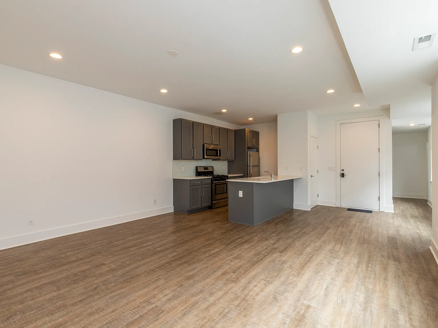 3 bed, $1,970 — Photo 3