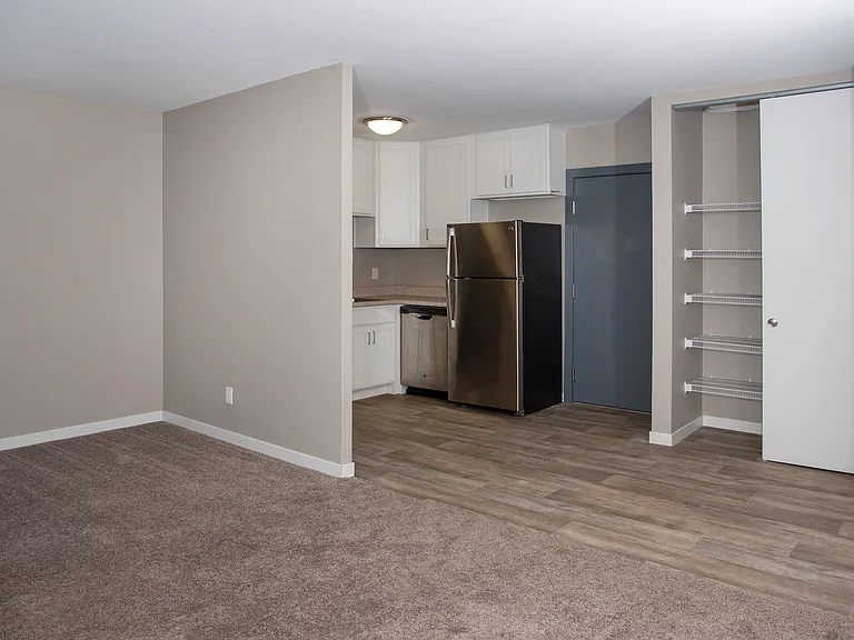410 Apartments — Photo 12