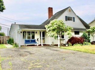 23 Dome Ln, Wantagh, NY 11793