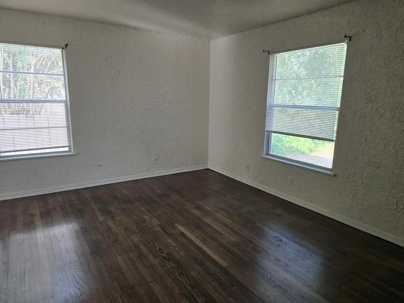 3 bed, 1.0 bath, 1500 sqft, $2,400 — Photo 4