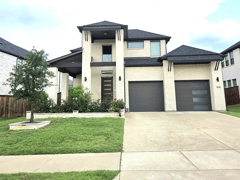 8066 Glastonbury Dr — Photo 1