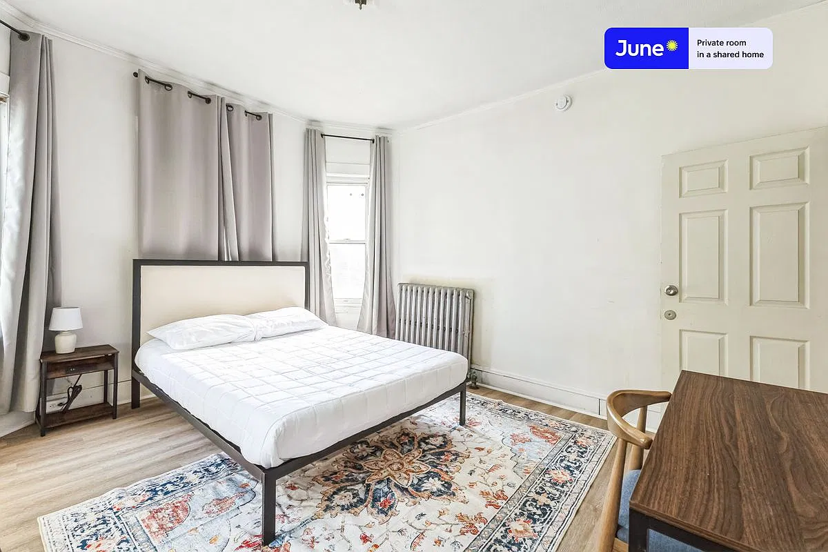 Queen bedroom in 5 bed/1 bath home in Harvard Square #1808 A — Photo 2