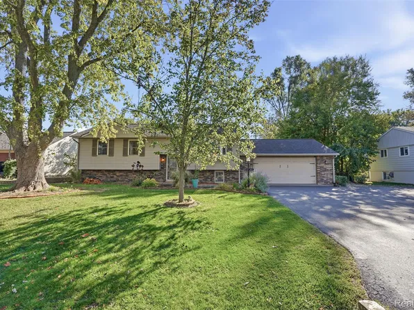827 Los Arboles Dr, Wolverine Lake, MI 48390