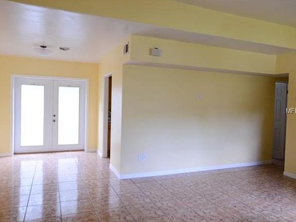 4th image of 220 Poinciana Cir