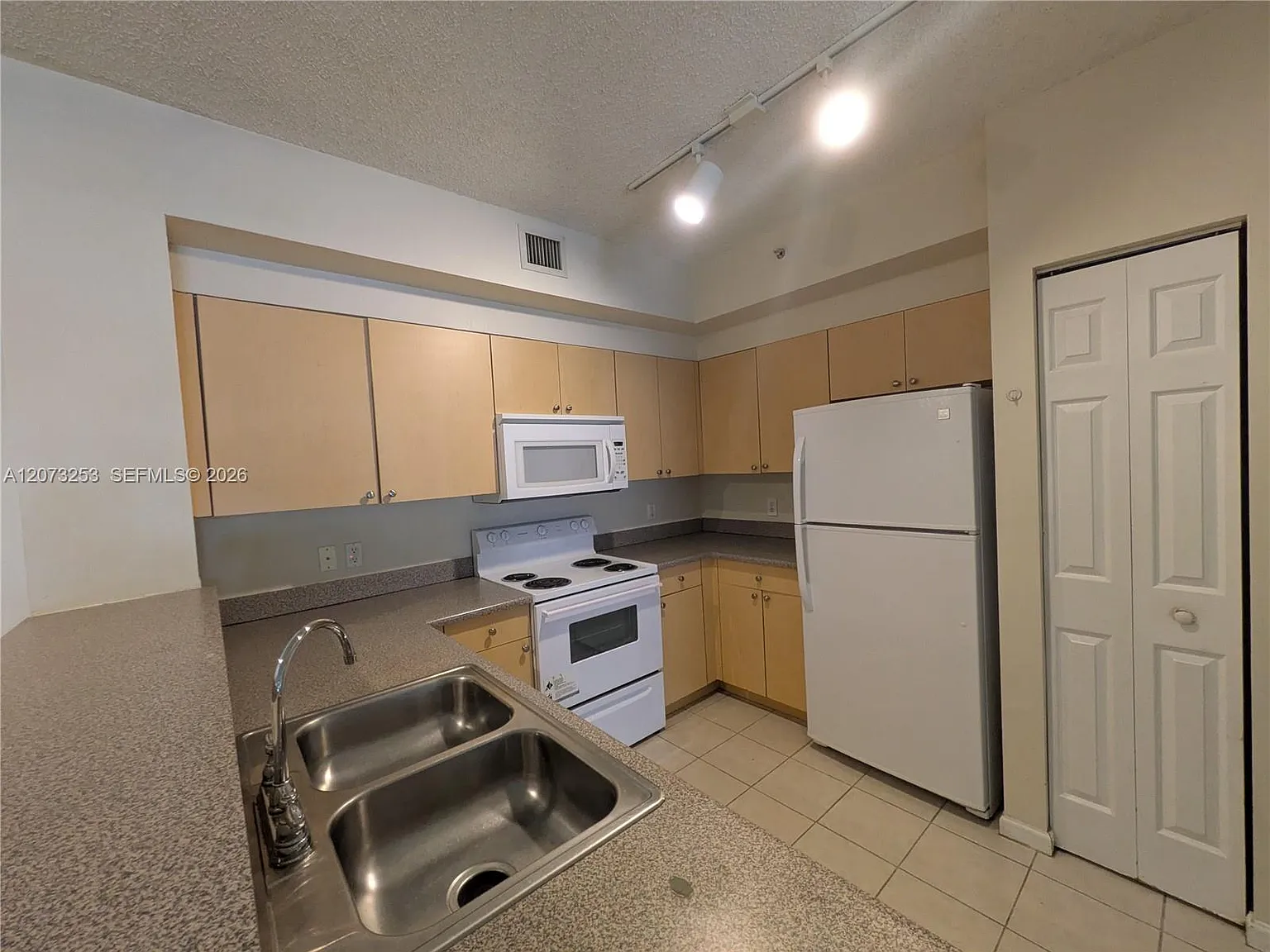 El-Ad Nob Hill Condo — Photo 4