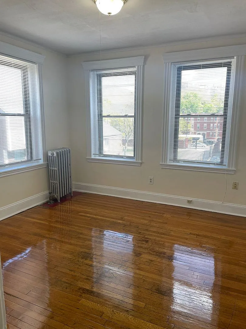 9/1 - No Fee! Charming Studio near Longwood, Green Line — Photo 1
