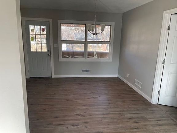 3rd image of 10910 Ewing Ave